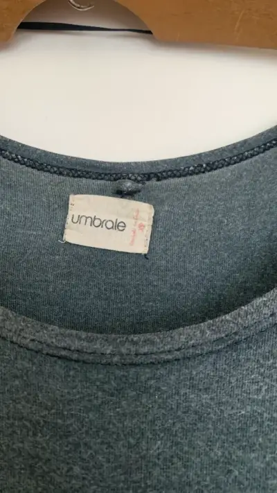 Polera manga larga gris con diseño de luna Umbrale - miniatura 2