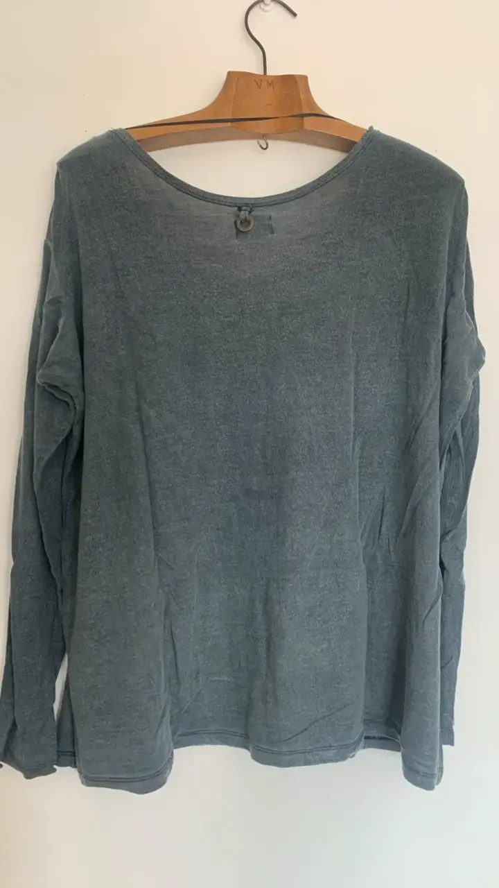 Polera manga larga gris con diseño de luna Umbrale - 3