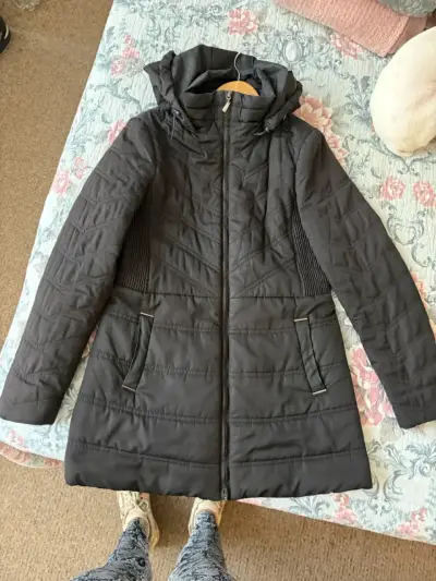 Abrigo negro con capucha para mujer talla 36 - miniatura 1