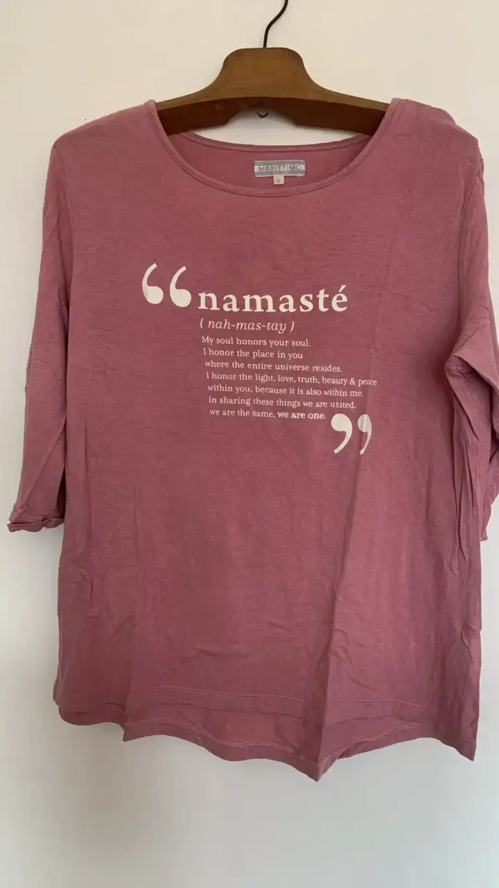 Polera rosada con diseño 'Namasté' Marittimo - 1