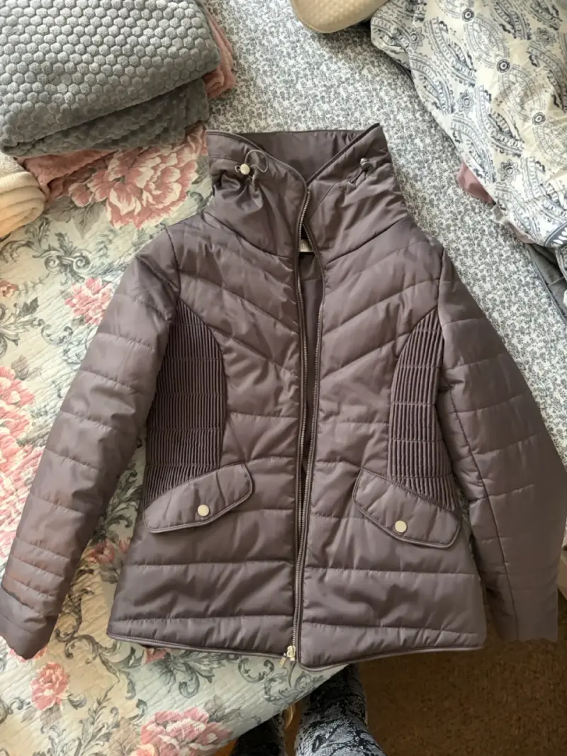 Chaqueta acolchada con capucha para mujer - 1