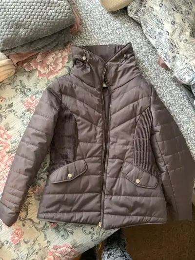 Chaqueta acolchada con capucha para mujer - miniatura 1