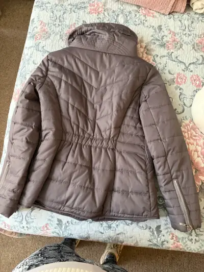 Chaqueta acolchada con capucha para mujer - miniatura 2
