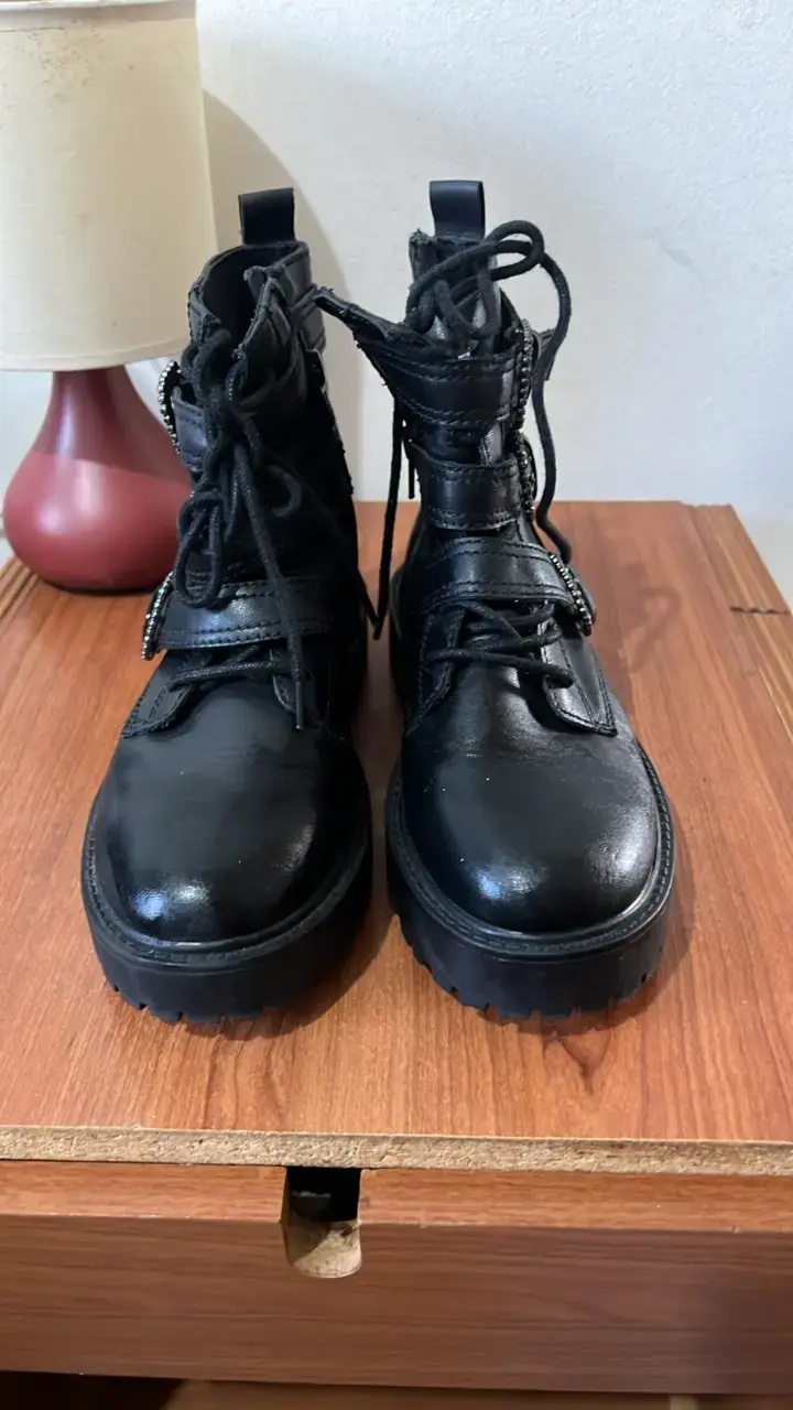 Botas negras de cuero con hebillas