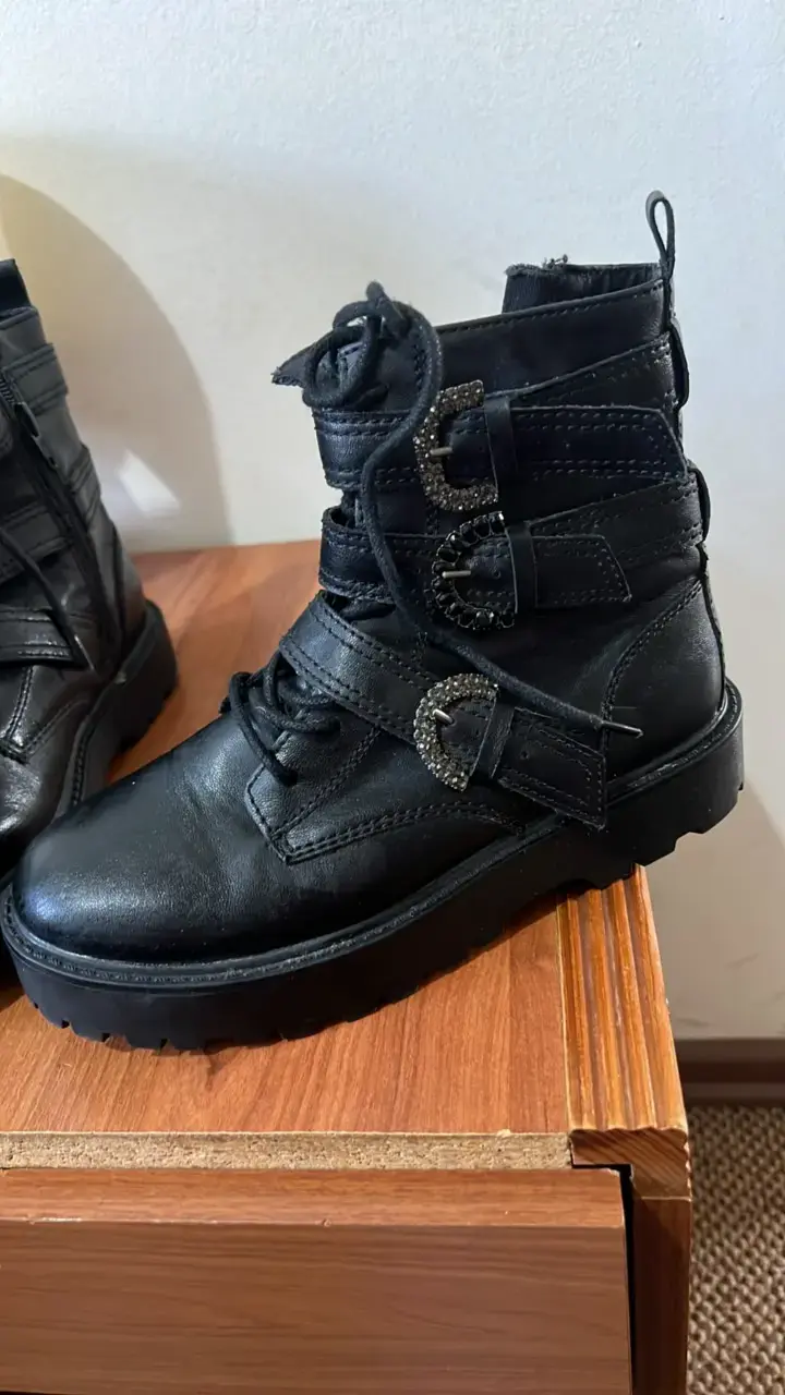 Botas negras de cuero con hebillas - 2