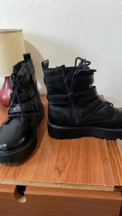 Botas negras de cuero con hebillas - miniatura 3