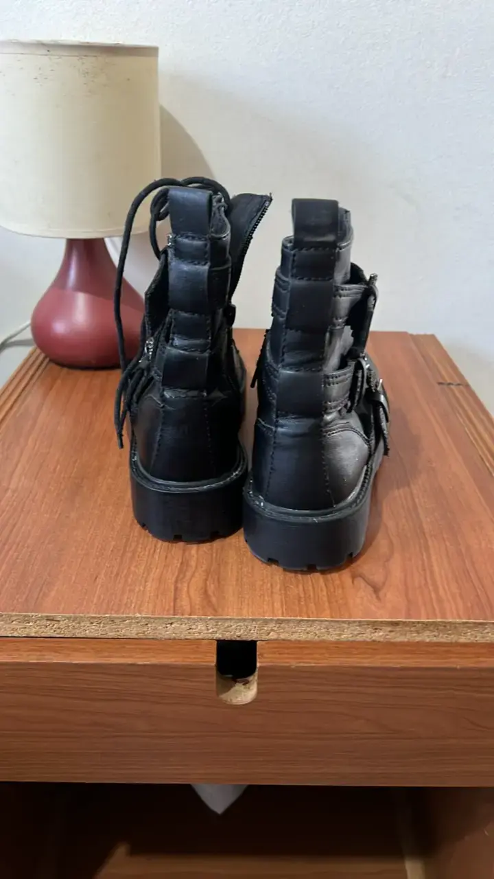 Botas negras de cuero con hebillas - 4