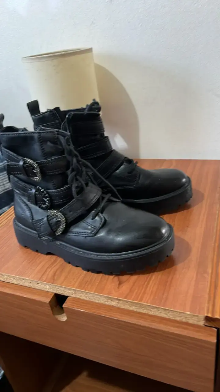 Botas negras de cuero con hebillas - 5