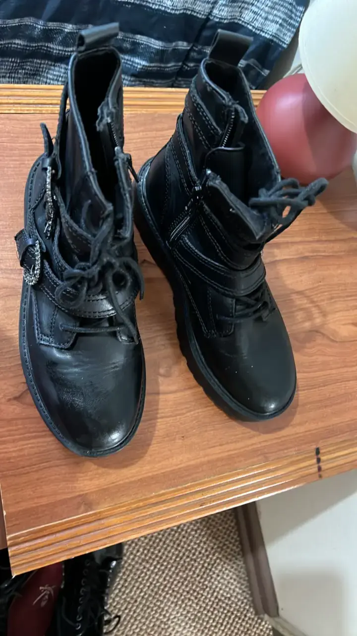 Botas negras de cuero con hebillas - 6