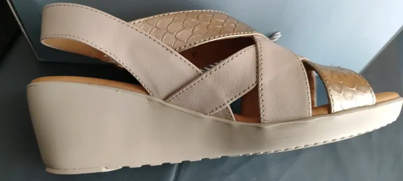 Sandalias beige con plataforma y diseño escamado - 1