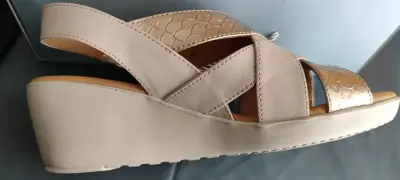 Sandalias beige con plataforma y diseño escamado - miniatura 1