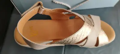 Sandalias beige con plataforma y diseño escamado - miniatura 2
