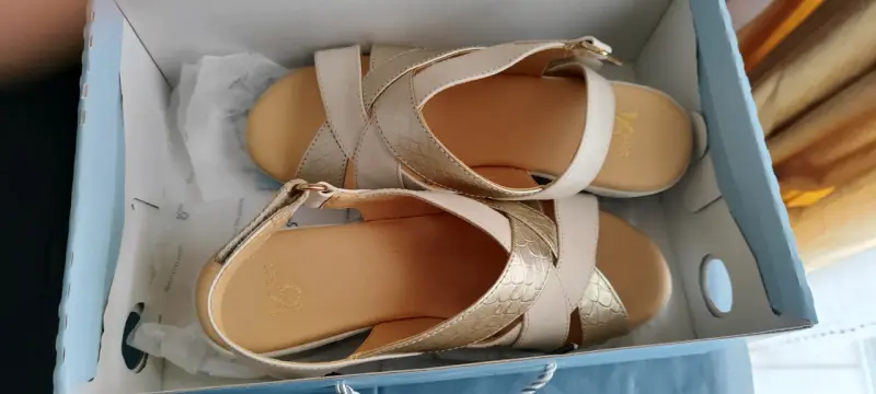 Sandalias beige con plataforma y diseño escamado - 3