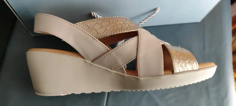 Sandalias beige con plataforma y diseño escamado - 4