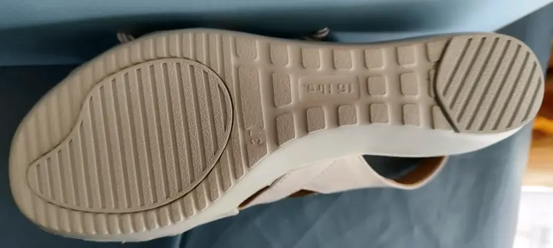 Sandalias beige con plataforma y diseño escamado - 5
