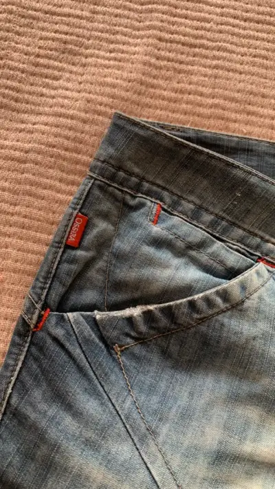 Jeans de mezclilla azul desgastado para hombre - miniatura 2