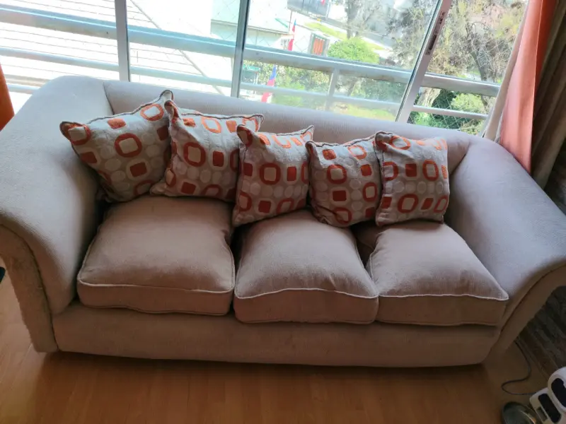 Sofá beige con cojines decorativos - 1