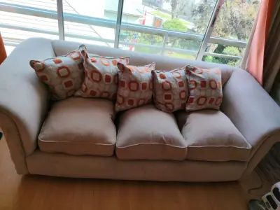 Sofá beige con cojines decorativos - miniatura 1