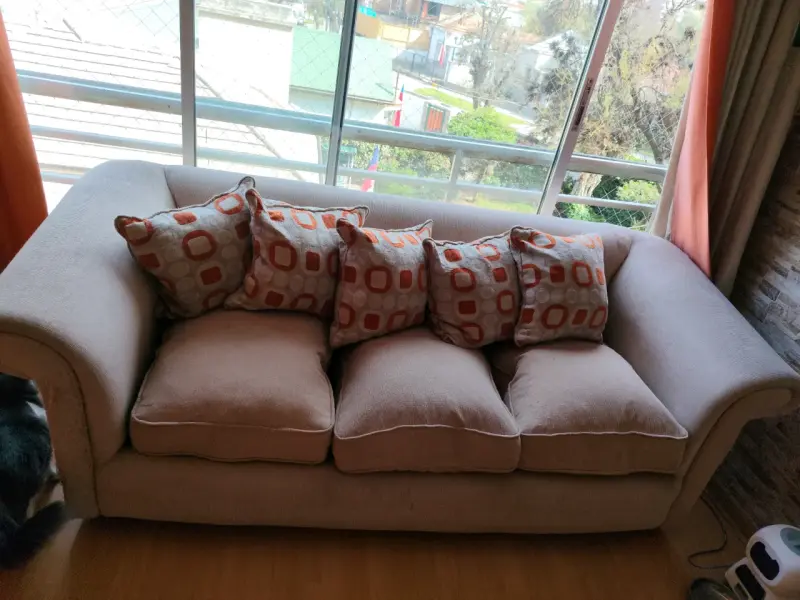 Sofá beige con cojines decorativos - 3