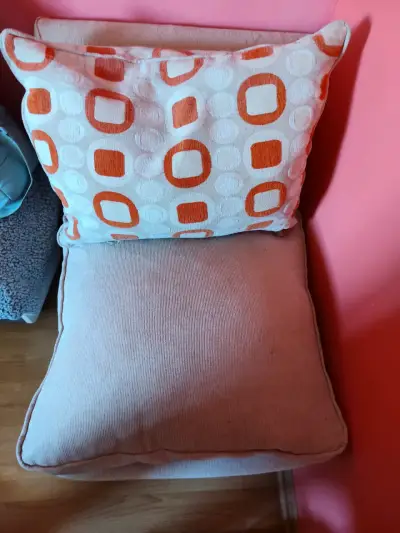 Sofá beige con cojines decorativos - miniatura 4