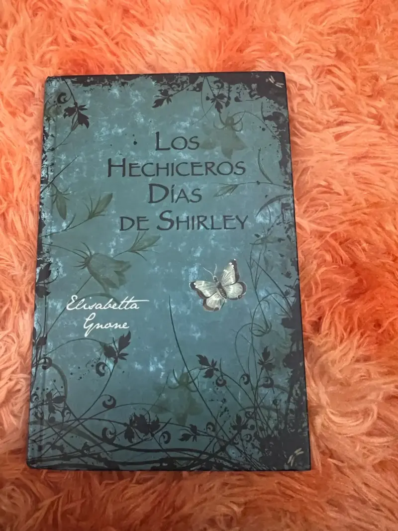 Libro 'Los Hechiceros Días de Shirley' de Elisabetta Gnone - 1