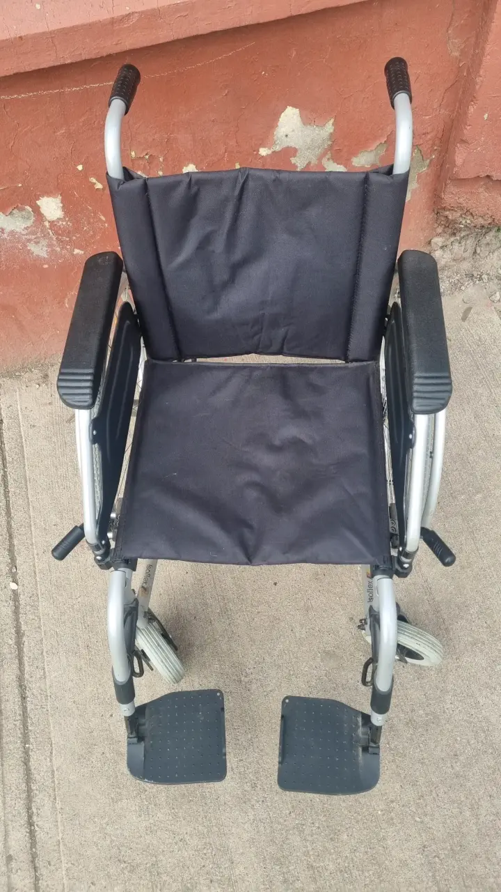 Silla de Ruedas Plegable Lesenhilf en Buen Estado - 5