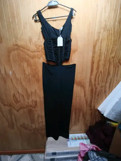 Vestido negro elegante con diseño ajustado - miniatura 1
