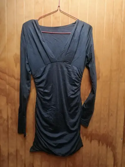 Vestido negro elegante con diseño ajustado - miniatura 3