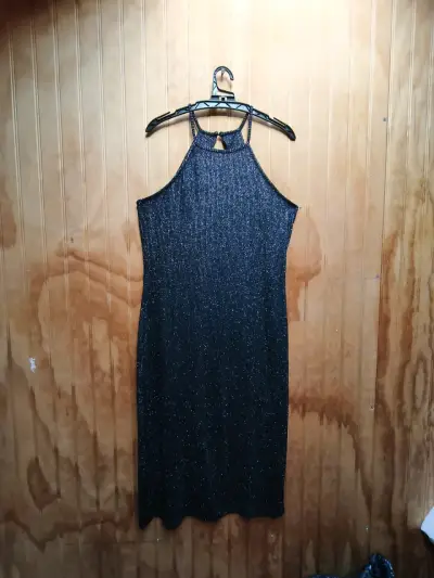 Vestido negro elegante con diseño ajustado - miniatura 4