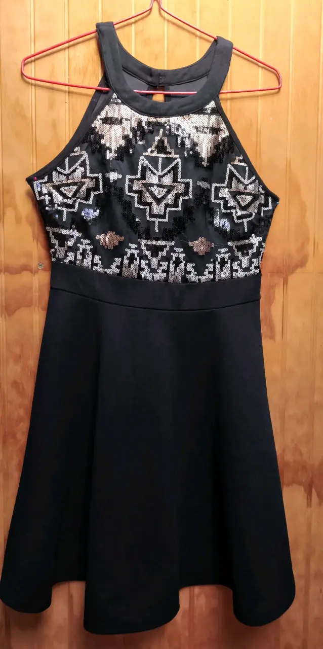 Vestido negro elegante con diseño ajustado - 5