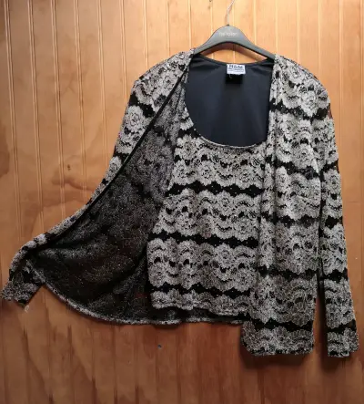 Vestido negro elegante con diseño ajustado - miniatura 6