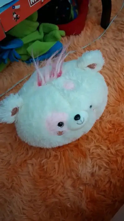 Cojín de peluche blanco con diseño de oso - miniatura 1