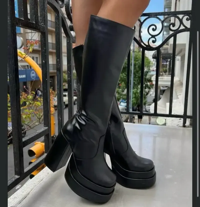 Botas negras de plataforma alta para mujer