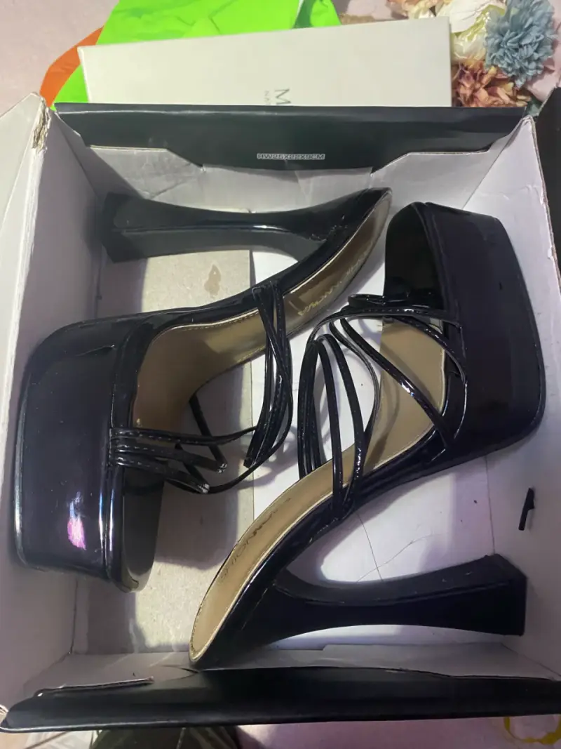 Sandalias de tacón alto negras elegantes
