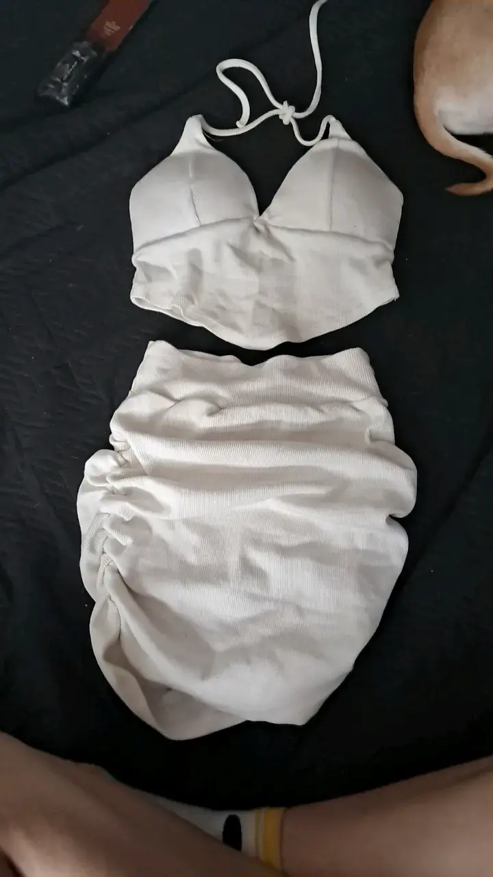 Conjunto de top y falda beige para mujer