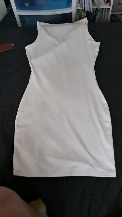 Vestido blanco sin mangas con diseño de pica - miniatura 2