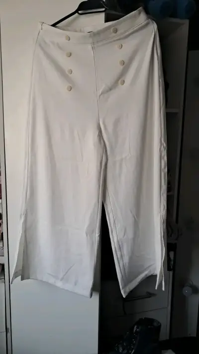 Pantalones blancos de mujer con botones Shein - miniatura 1