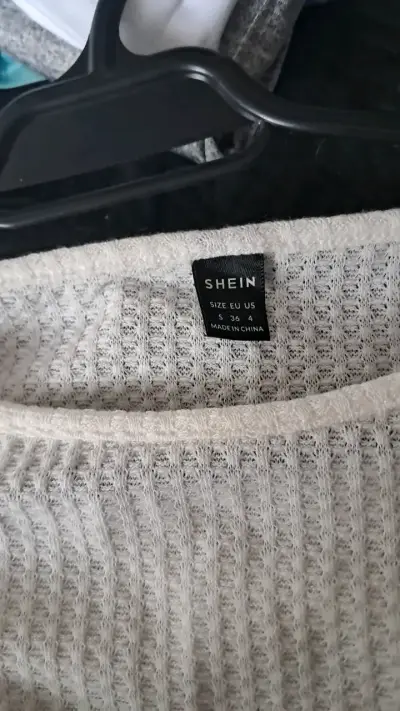 Polera blanca con diseño fruncido Shein - miniatura 3