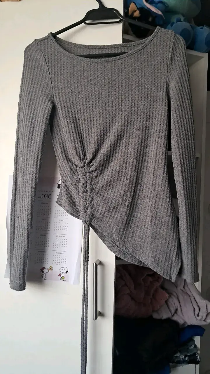 Polera gris de manga larga con diseño asimétrico - 1