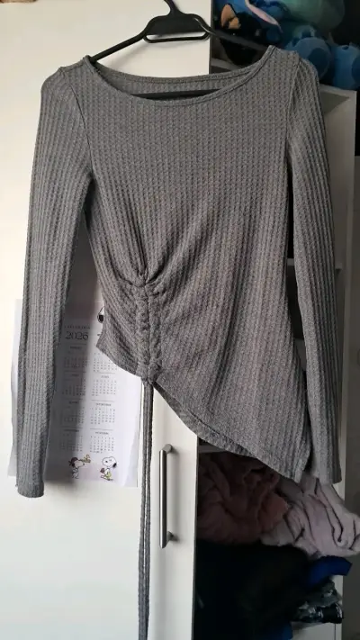 Polera gris de manga larga con diseño asimétrico - miniatura 1