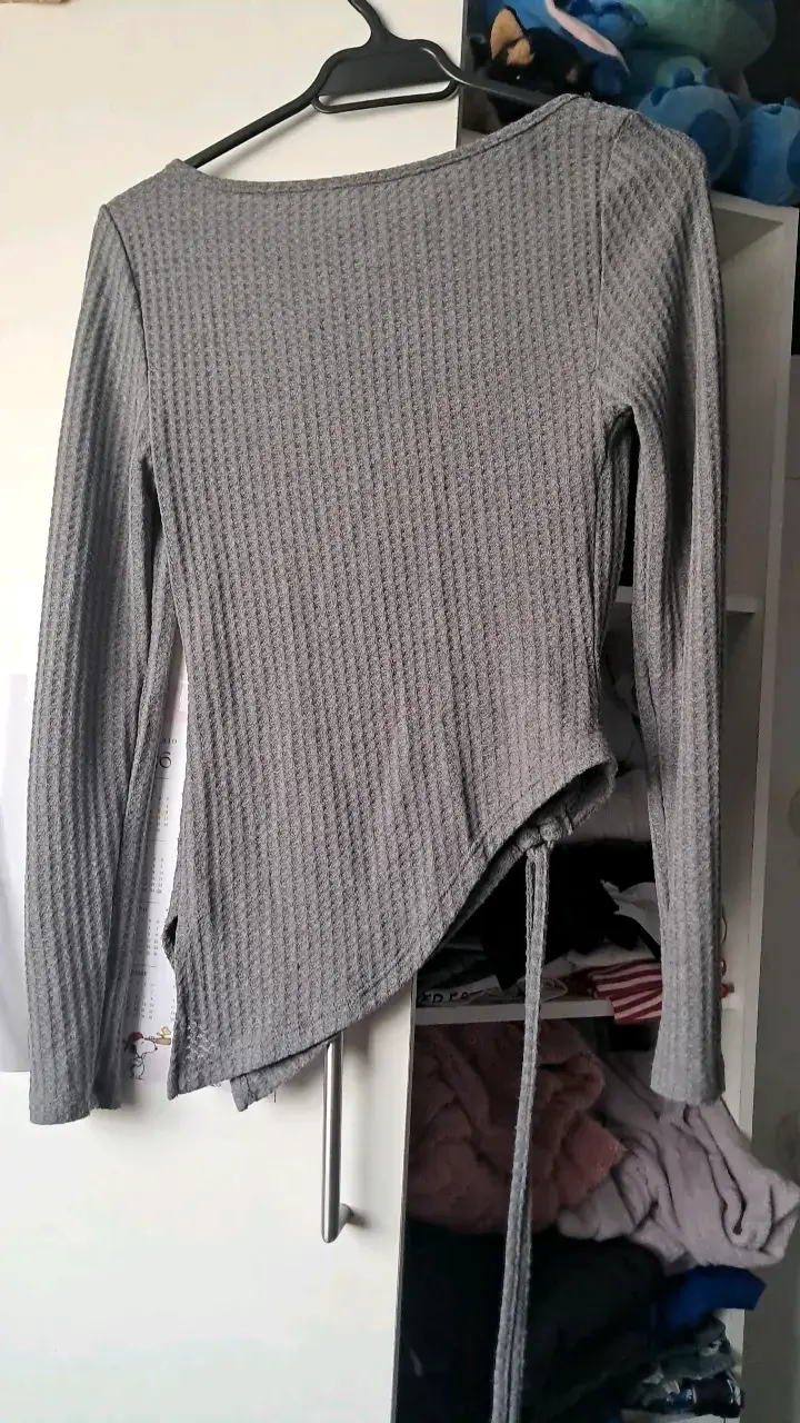 Polera gris de manga larga con diseño asimétrico - 2