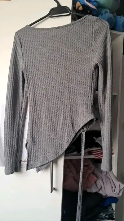 Polera gris de manga larga con diseño asimétrico - miniatura 2