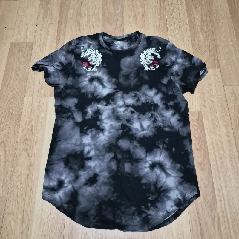 Polera tie-dye negra con tigres Hollister