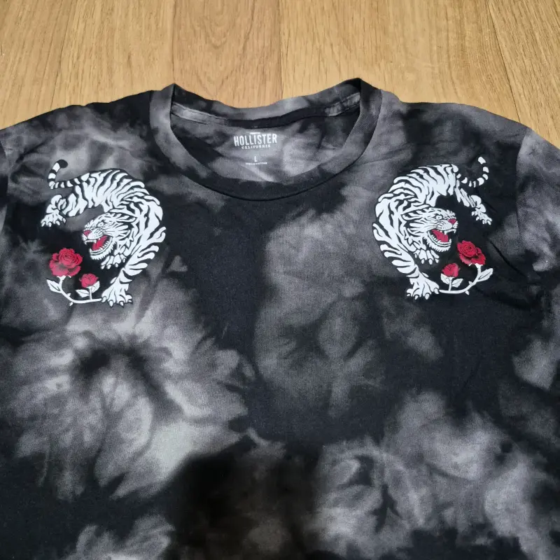 Polera tie-dye negra con tigres Hollister - 2