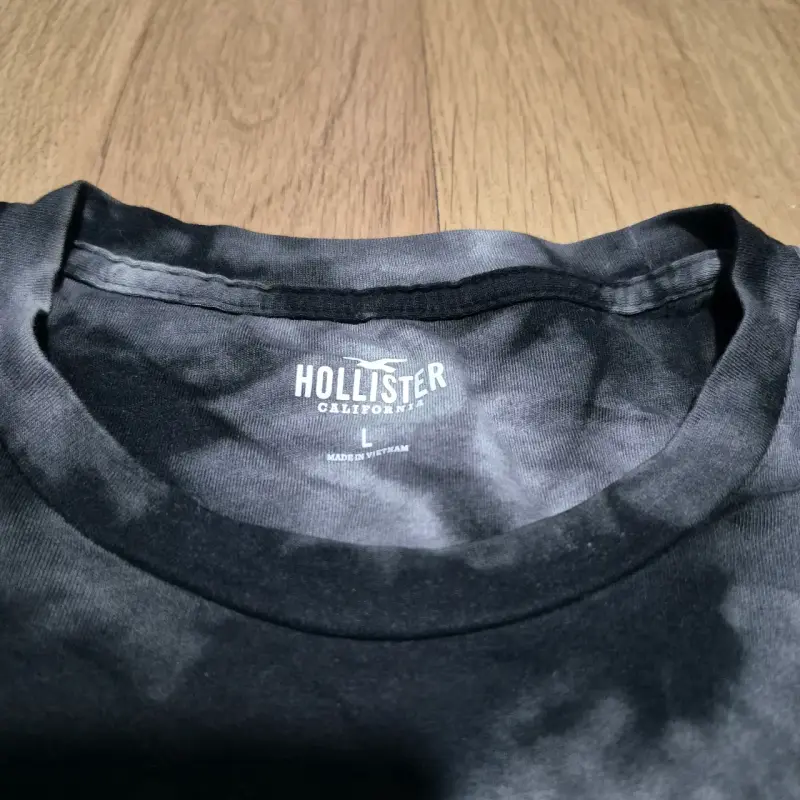 Polera tie-dye negra con tigres Hollister - 3