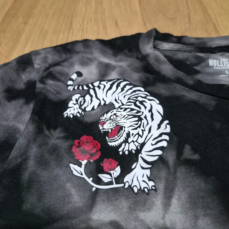 Polera tie-dye negra con tigres Hollister - 4