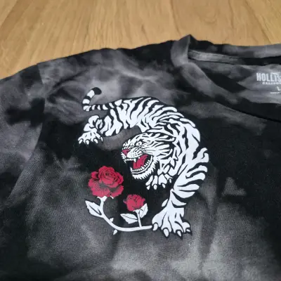 Polera tie-dye negra con tigres Hollister - miniatura 4