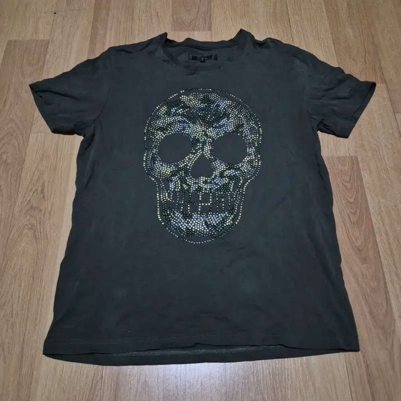 Polera Hardy Hardy con diseño de calavera