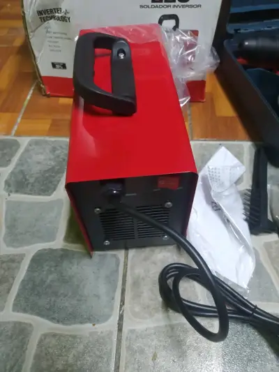 Soldador inversor rojo con tecnología inverter - miniatura 1