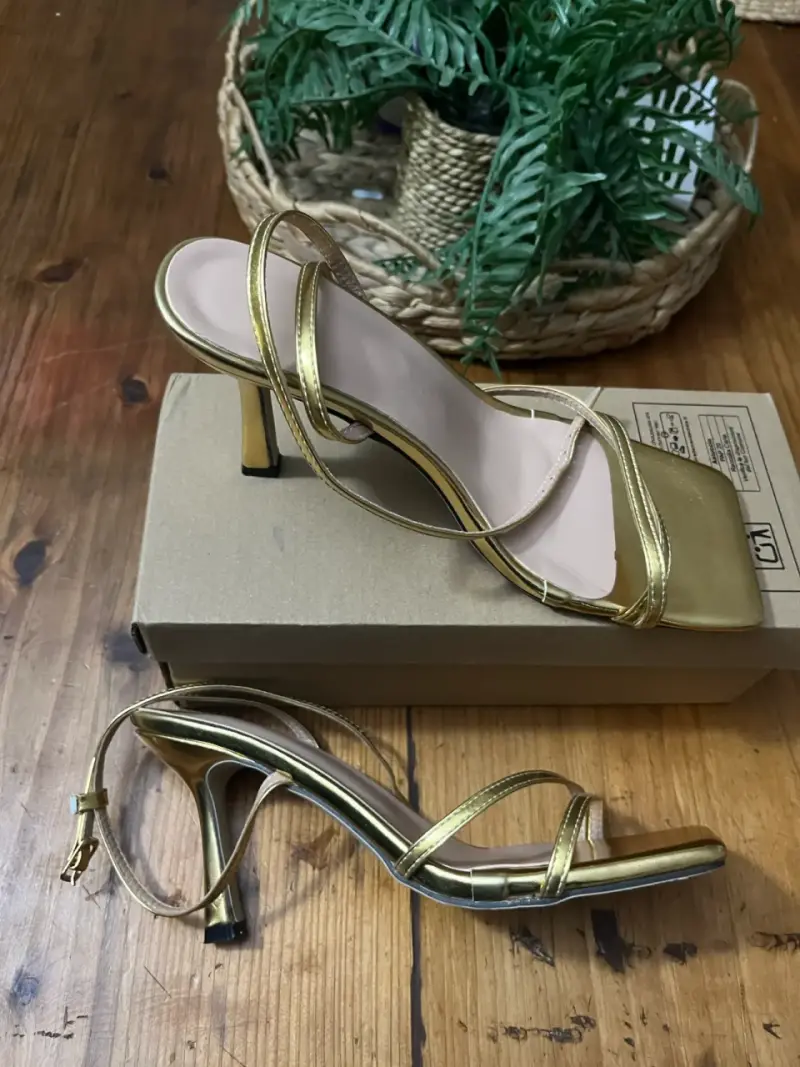 Sandalias de tacón doradas elegantes